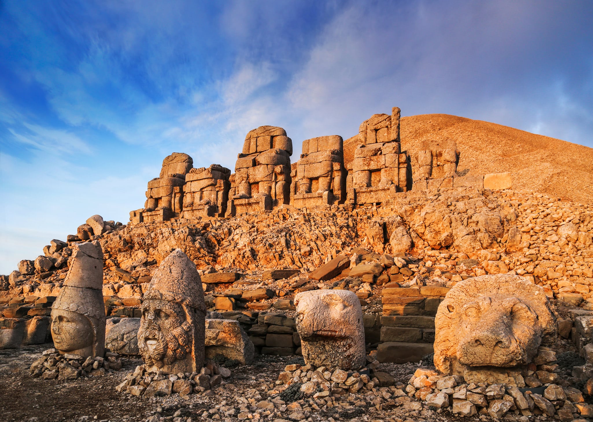 The statues surrounding the tomb of King Antiochus I on Mount Nemrut are a remarkable sight. These massive sculptures, dating back to the 1st century BCE, reflect the grandeur and artistic fusion of the Commagene Kingdom. A visit to this historical site offers a captivating glimpse into the ancient world and its enduring legacy.